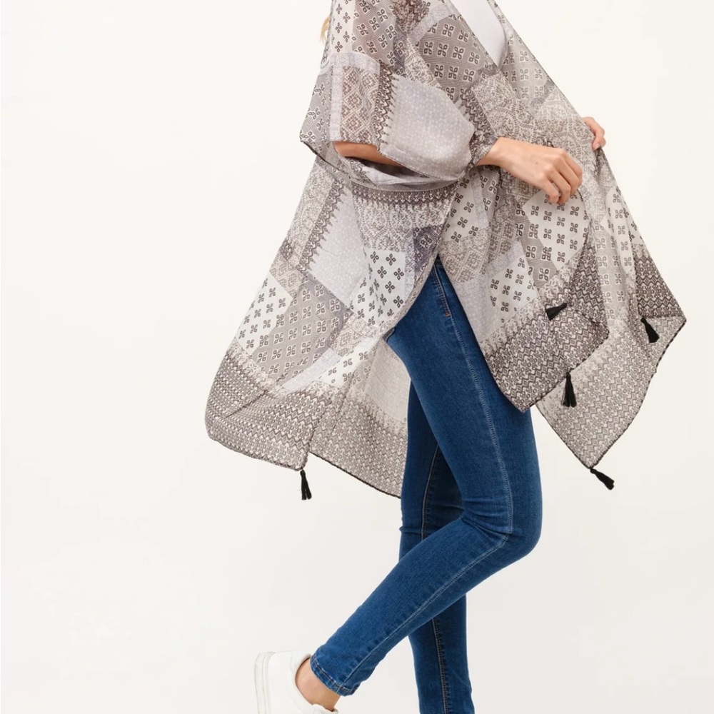 RAJ Imports Elegant Black and White Kimono NEW